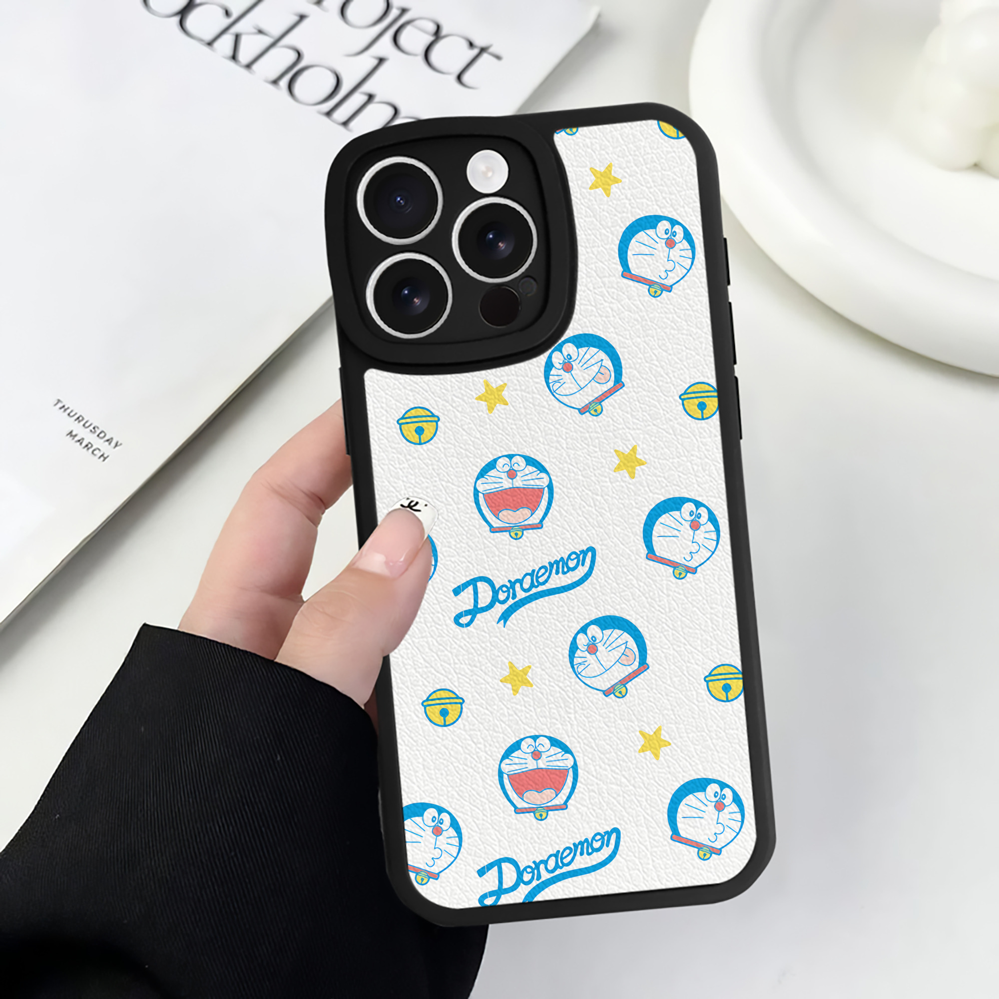 （画像用） ドラえもん Doraemon 【iPhone 16シリーズ対応】シリコンスマホケース（レザー調） 材質：シリコン